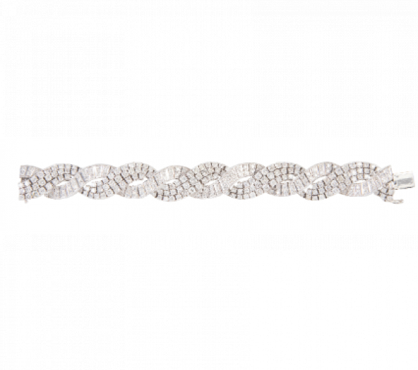 Elegante brazalete de brillantes años 50, compuesto por dos bandas entrelazadas de brillantes. En oro blanco de 18K.