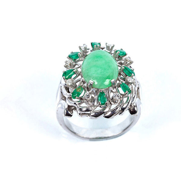 Sortija lanzadera vintage en oro blanco con jade verde con orla calada de esmeralditas y diamantitos
