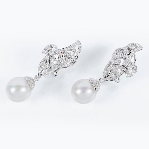 Pendientes largos en oro blanco 18 K, con motivo vegetal calado y blancos diamantes, talla brillante, y una bella perla australiana 
