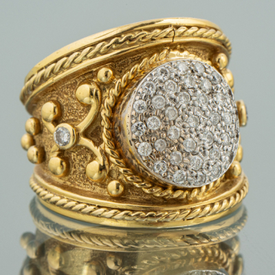 Anillo en oro amarillo de 18kt con brillantes.