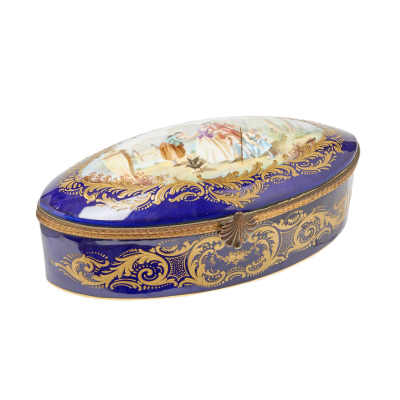 Caja en porcelana francesa estilo Sèvres con decoración esmaltada de escena de cortejo en cartela sobre fondo azul, fles. del s.XIX. Firmada Dauchot.