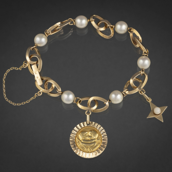 Pulsera de eslabones en oro amarillo de 18kt y seis perlas cultivadas.