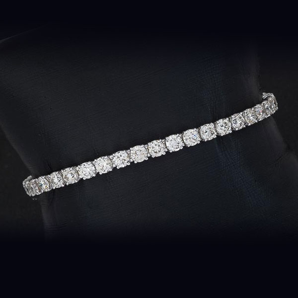 Pulsera de oro blanco de 18 K. rivière de 39 brillantes con un peso total aproximado de 11,70 cts.