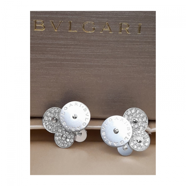 BVLGARI «Ciclade» Pendientes de la prestigiosa firma en oro blanco con cuatro aros giratorios, dos con diamantes talla brillante engastados en pavé y uno con el nombre de la marca.