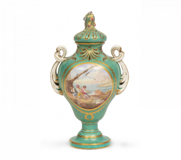 Pot-pourri de porcelana esmaltada en verde y dorado con una reserva con escenas de puerto por ambas caras. Con marca de dos &quot;L&quot; entrelazadas con una q inserta en azul cobalto.  Sévres, 1769. 