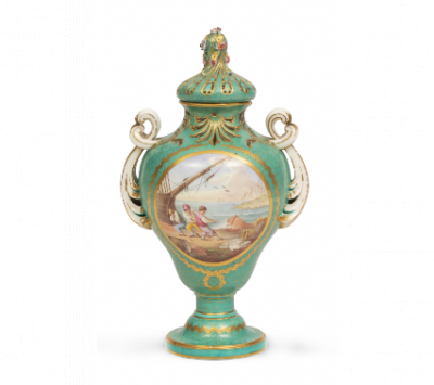 Pot-pourri de porcelana esmaltada en verde y dorado con una reserva con escenas de puerto por ambas caras. Con marca de dos "L" entrelazadas con una q inserta en azul cobalto.  S&eacute;vres, 1769. 
