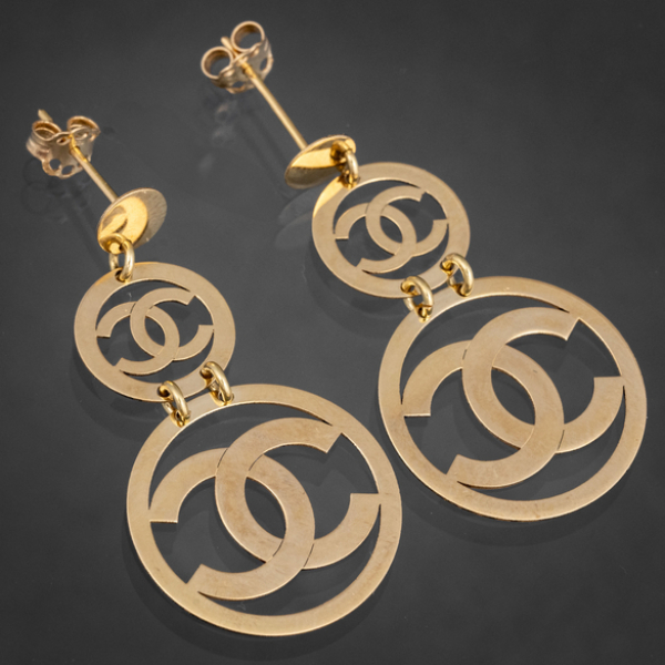 Pareja de pendientes largos estilo Chanel en oro amarillo de 18 kt.