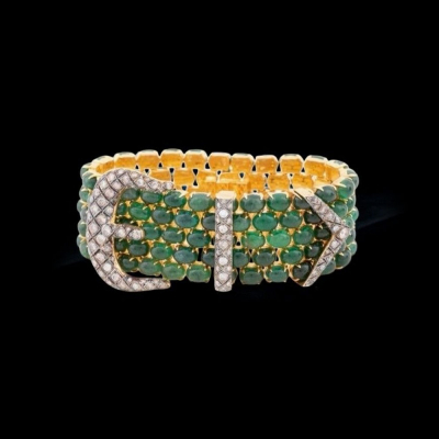 Pulsera ancha de esmeraldas y diamantes. Elaborada en plata de ley 925 