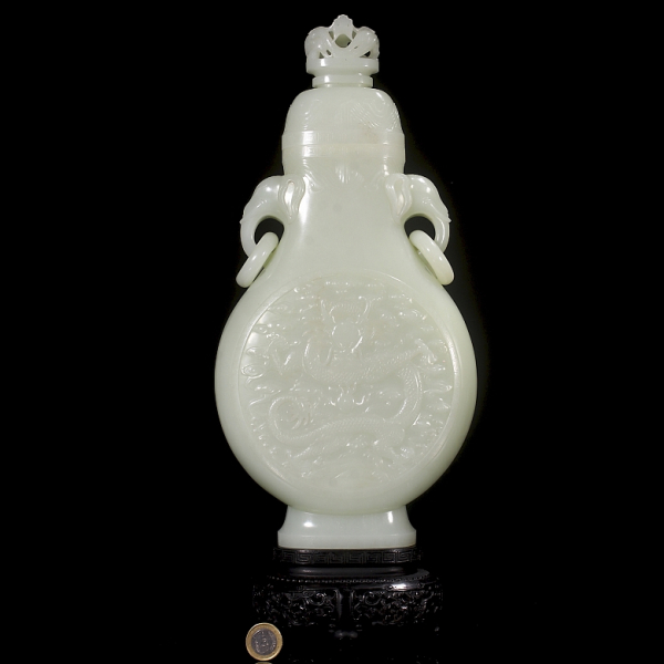 Jarr&oacute;n de jade blanco de Hetian "Drag&oacute;n", Dinast&iacute;a Qing (1644&ndash;1912) o posterior.  