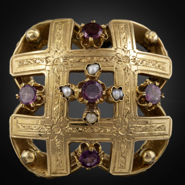Antiguo broche en oro amarillo de 18kt con perlas y amatistas.