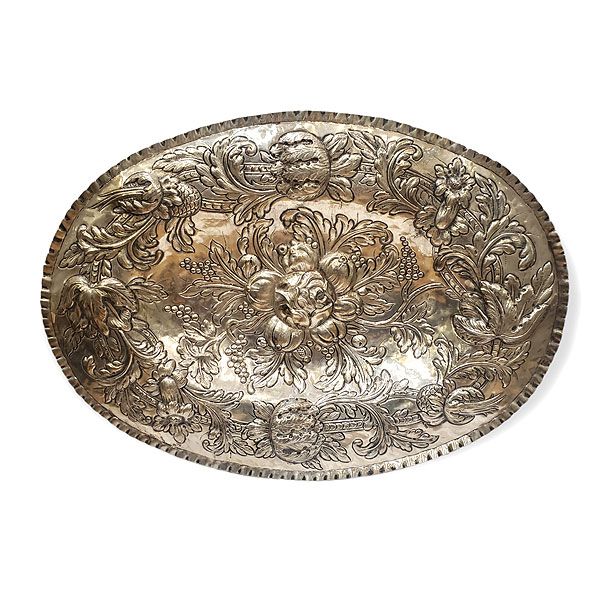 Bandeja en plata punzonada, repujada y cincelada. Probablemente s. XVIII.