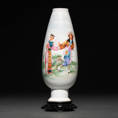 &quot;Campesinos en el campo&quot; Jarrón en porcelana China. Trabajo Chino, Siglo XX
