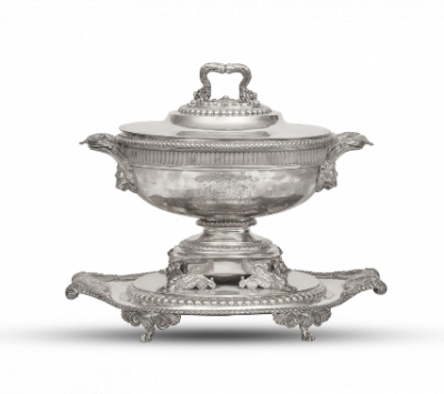 Sopera de plata Jorge III blasonada. Con marcas. Paul Storr* (Londres 1770 - Londres 1844), Londres 1809.