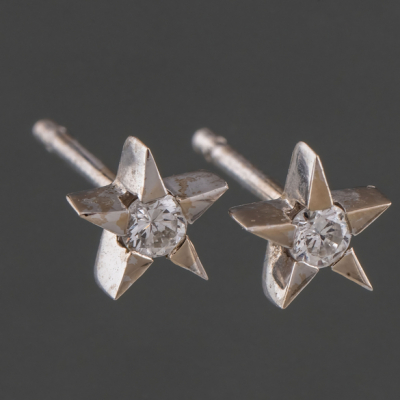 Pendientes en forma de estrella en oro amarillo de 18 kt con brillante central.