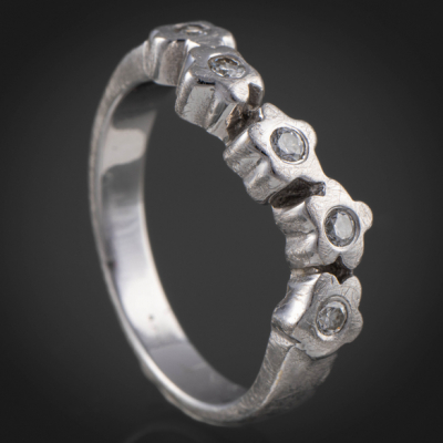 Anillo en oro blanco de 18 kt con cinco brillantes.