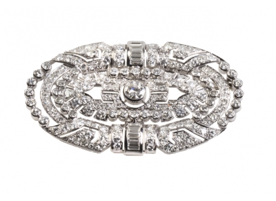 Elegante broche placa francés Art-Decó de platino, brillantes y diamantes talla baguette