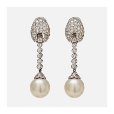 Pendientes largos en oro blanco con motivo oval y barrita de diamantes talla brillante rematada por perla Australiana de 12 mm.