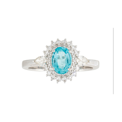 Sortija rosetón en oro blanco con turmalina Paraiba talla oval orlada por diamantes talla brillante y custodiada por diamantes talla trillón.