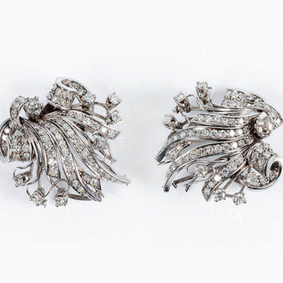Conjunto vintage de dos clips de solapa en platino, con motivo vegetal y lazada, cuajados de limpios y blancos diamantes 