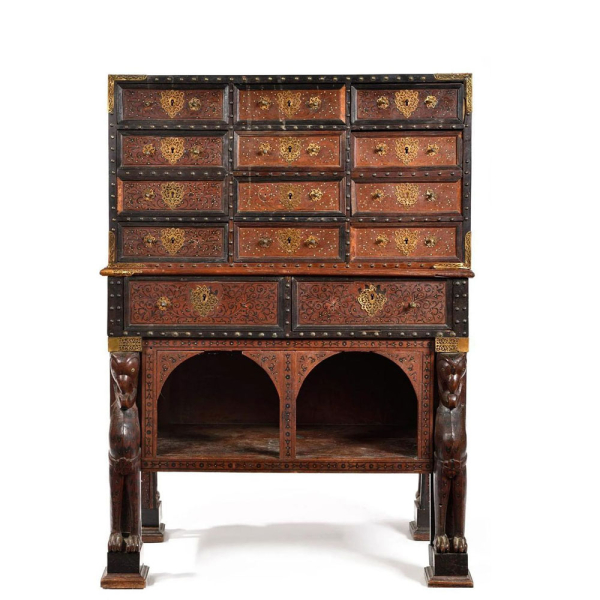 Bargueño indo-portugués con decoración de marquetería y soporte zoomorfo, India Portuguesa, siglo XVII. 