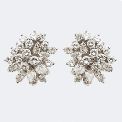 Pendientes en oro blanco con diamantes tallas brillante y perilla engastados en garras.