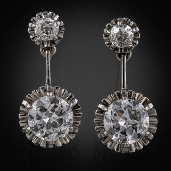 Elegante pareja de pendientes largos en oro amarillo y oro blanco de 18 kt