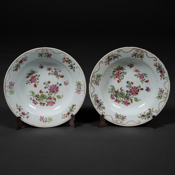 Pareja de platos hondos en porcelana china compañía de Indias, S. XVIII