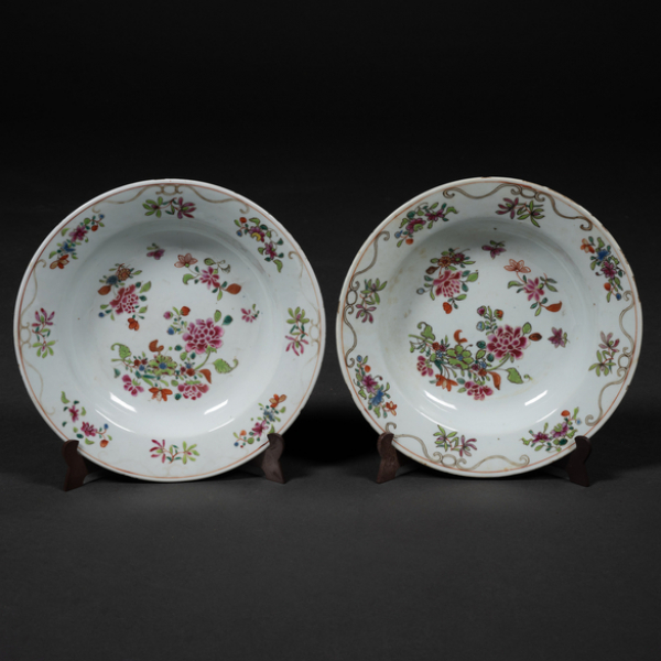 Pareja de platos hondos en porcelana china compañía de Indias, S. XVIII