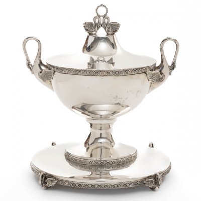 Elegante centro de plata estilo Imperio en plata española y punzonada del siglo XX.