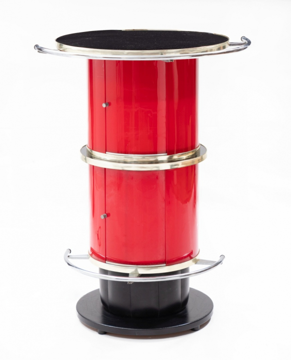 Mueble bar en metacrilato rojo con detalles en acero y base forrada en piel negra, con luz interior.  Época: Años 60