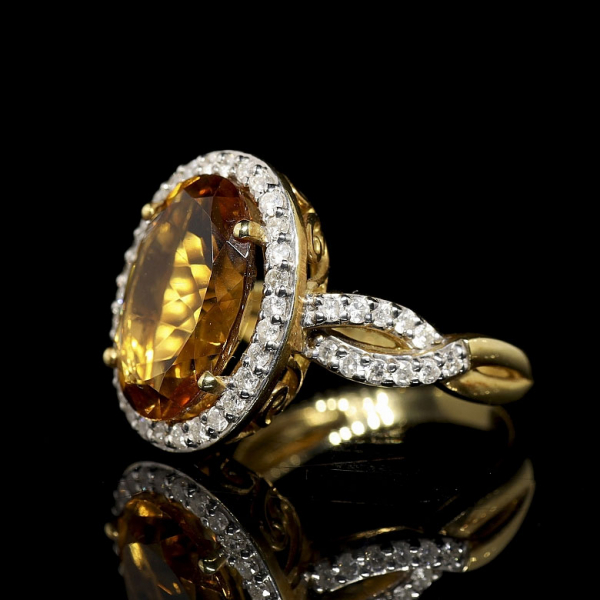Anillo en oro amarillo de 18 kt con citrino y diamantes.  
