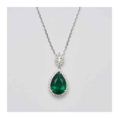 Gargantilla en oro blanco con dos rosetones de diamante yellow talla marquise y esmeralda talla perilla orlados por diamantes talla brillante engastados en garras.