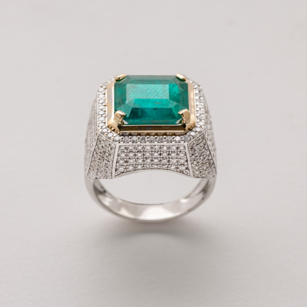 Sortija sello en oro bicolor con esmeralda colombiana talla octogonal y cuerpo de pavé de diamantes talla brillante.