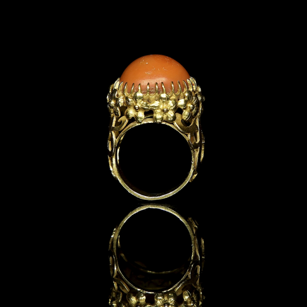 Anillo de oro amarillo de 18k con coral. 
