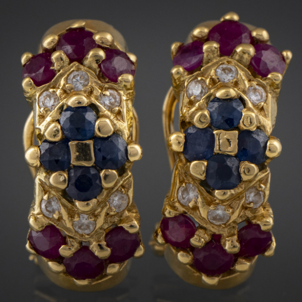 Pareja de pendientes en oro amarillo de 18kt con zafiros y rubíes con circonitas.