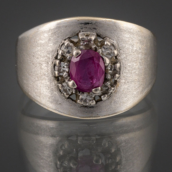 Anillo en oro blanco de 18kt con rubí orlado de brillantes.