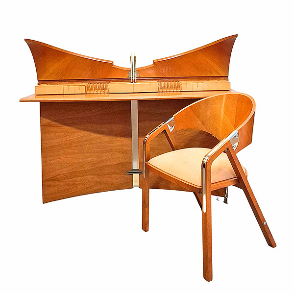 Jaume Tresserra Clapés (Barcelona, 1943)  Mueble recibidor &quot;Butterfly&quot; y silla &quot;Spinnacker&quot;.  En madera de nogal claro.