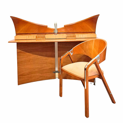 Jaume Tresserra Clapés (Barcelona, 1943)  Mueble recibidor &quot;Butterfly&quot; y silla &quot;Spinnacker&quot;.  En madera de nogal claro.