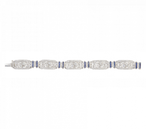 Brazalete de brillantes y zafiros estilo Art-Decó, con cinco motivos rectangulares de brillantes con bandas arqueadas de zafiros y brillantes.