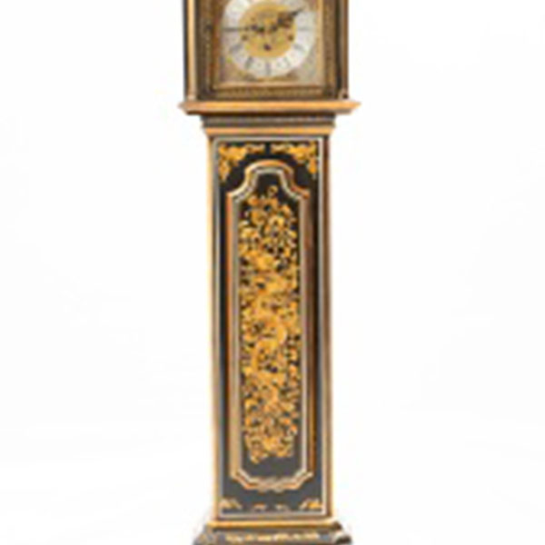 Reloj de pie oriental Tempus Fugit en madera tallada, lacada en verde y dorada en forma de capilla con decoración de dragón, aves, vegetal y flores. Simpson Eriker.