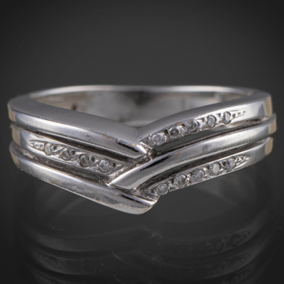 Bonito anillo en oro blanco de 18 kt con tres bandas de brillantes.