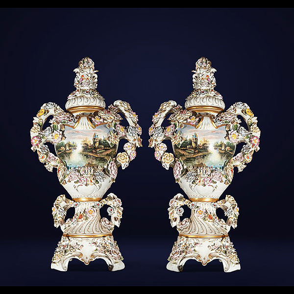 Pareja de jarrones de porcelana con ramilletes de flores, Pps. del siglo XX