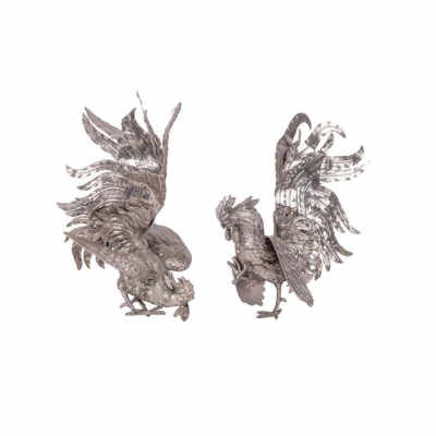 Pareja de grandes gallos de pelea en alpaca plateada. S. XX.