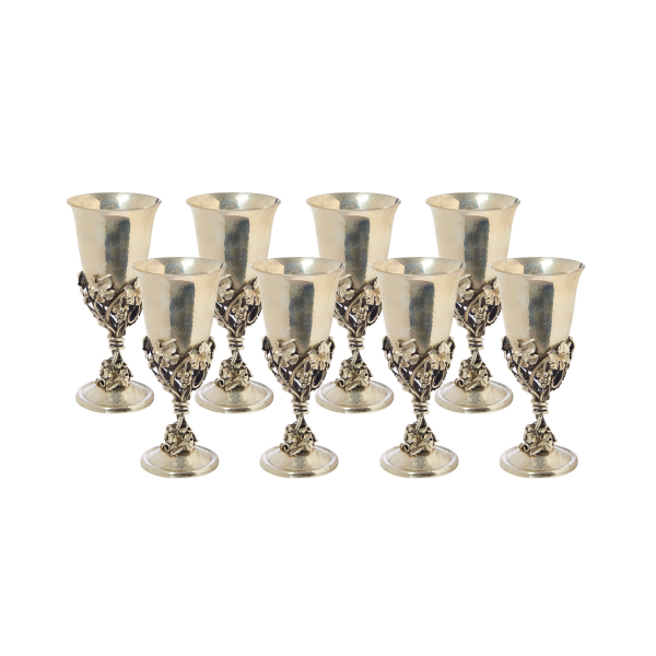 Juego de ocho copas en plata española punzonada con contrastes de Bagués y decoración de uvas y hojas de vid en relieve, s.XX.