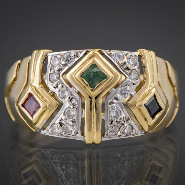 Anillo en oro amarillo de 18 kt con zafiros, esmeraldas rubíes y brillantes.