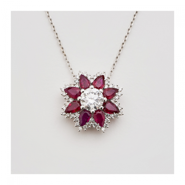 Gargantilla diseño flor en oro blanco con diamantes talla brillante y rubíes talla perilla engastados en garra.
