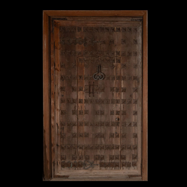 Portón de clavos, escuela española, Siglo XVII.  Hierro y madera. 