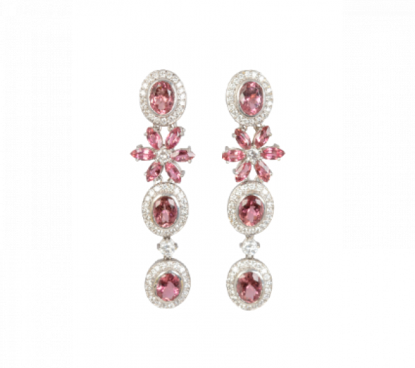 Pendientes largos de brillantes y turmalinas, con diseño que combina flor.   En oro blanco de 18 K.