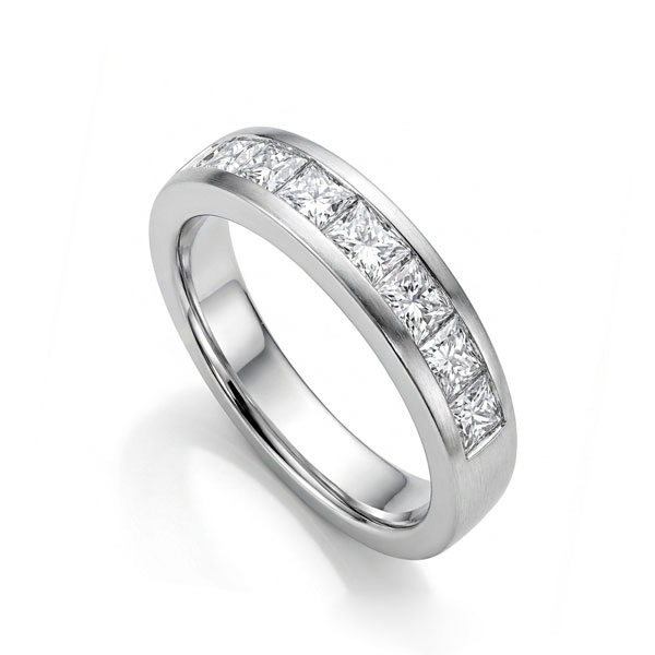 Sortija en oro blanco con diamantes talla princesa con un total de 1 cts. aprox.