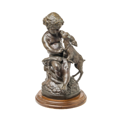 Escuela europea, s.XX. Niño con cabritilla. Escultura en bronce patinado sobre peana en madera.